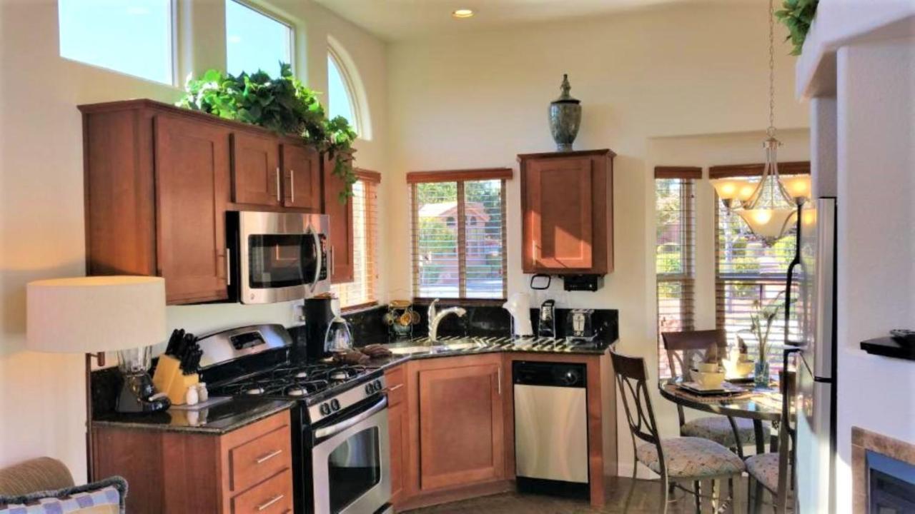 Sedona Pines Resort Exterior foto A kitchen in a typical American home