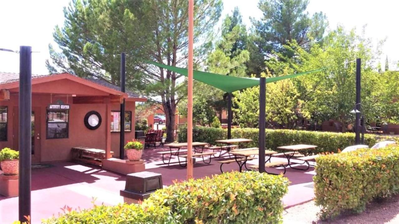 Sedona Pines Resort Exterior foto The patio at the 2009-2010 location