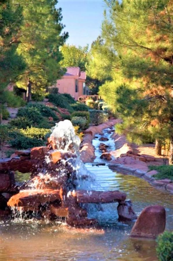 Sedona Pines Resort Exterior foto Fountain at the Red Mountain Ranch