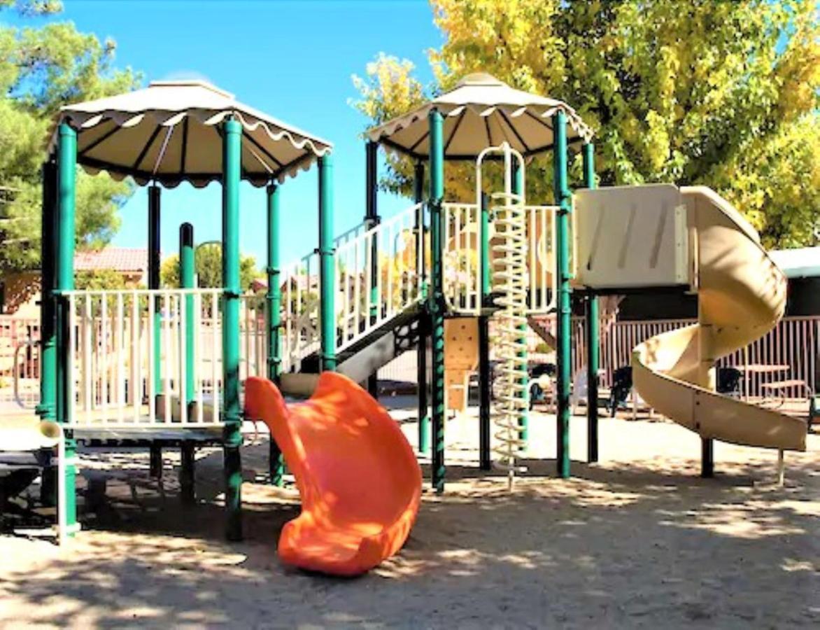 Sedona Pines Resort Exterior foto Playground at the school